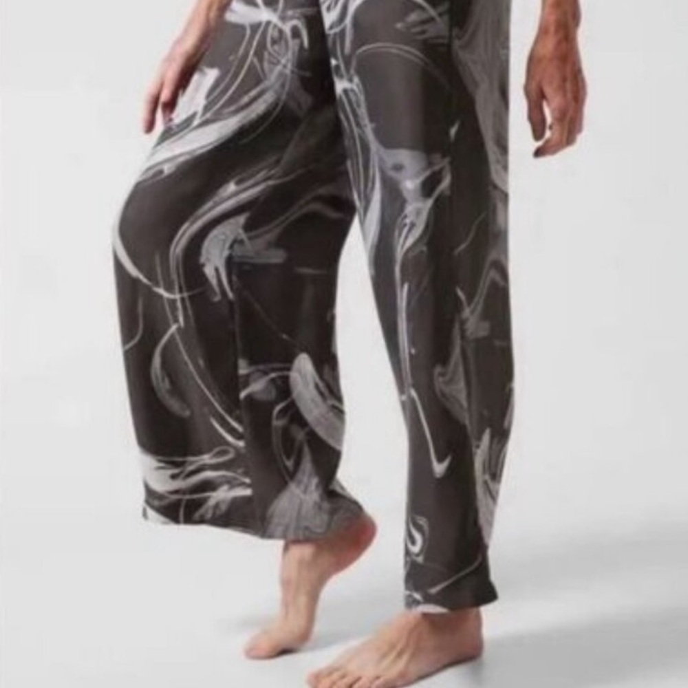 NWOT Athleta Calm Cool Silky Gray Swirl Pant XS or M